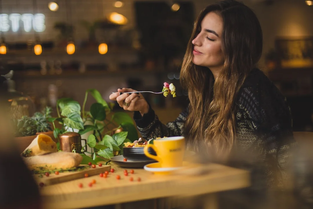 放鬆享受食物的女性 — 對食物的罪惡感怎麼擺脫