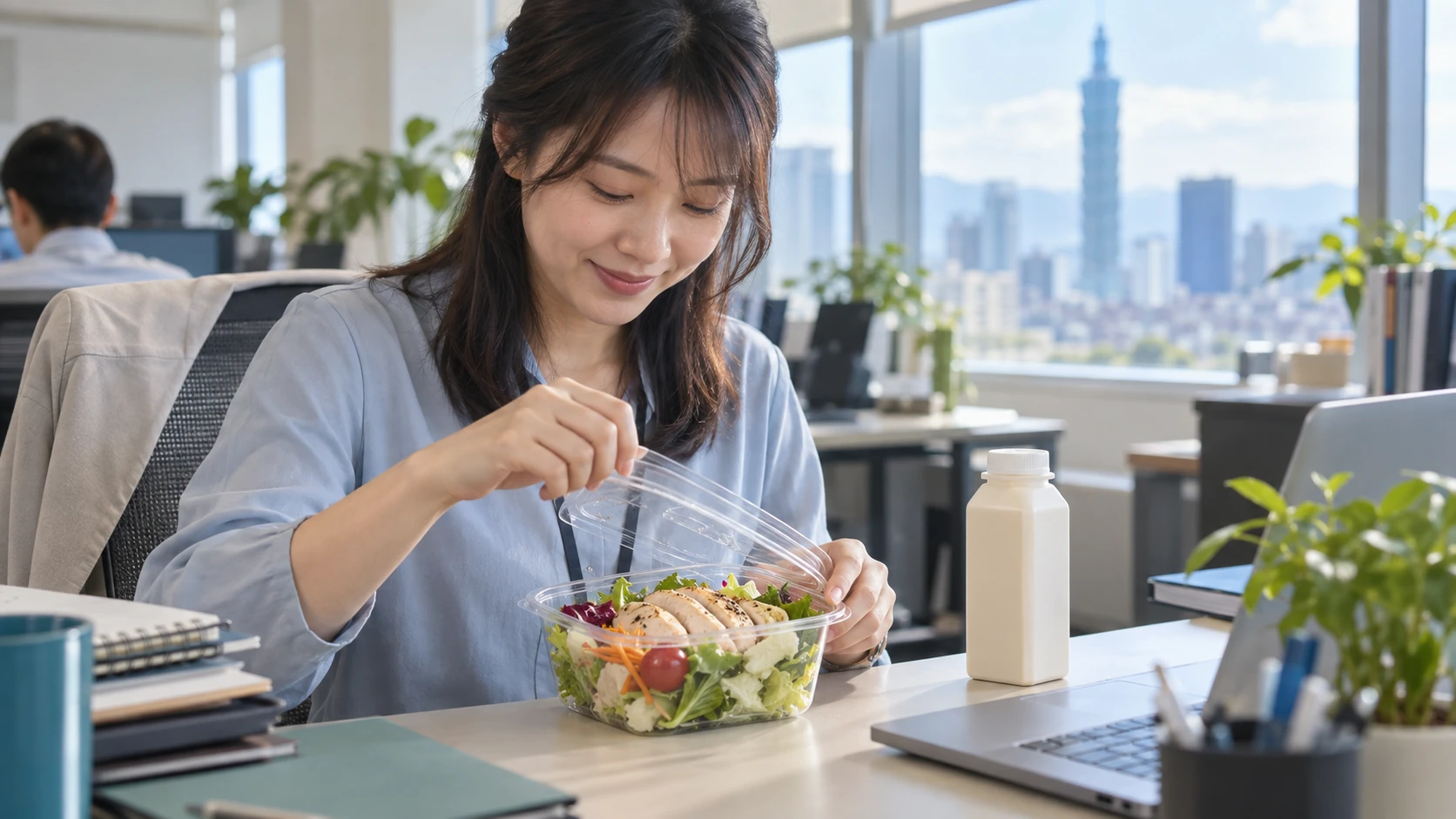 外食族一週減脂採買清單 情境示意:上班族在辦公桌上打開超商買的雞胸肉沙拉和無糖豆漿當午餐