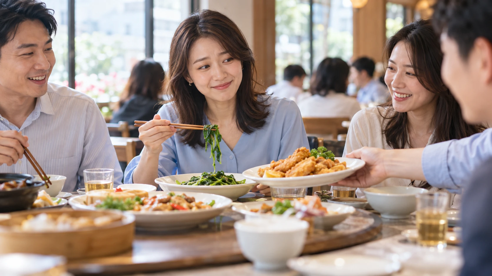 減肥要不要跟別人說 情境示意：辦公室同事聚餐的圓桌上，有人把一盤炸物推到一位正在夾燙青菜的上班族面前